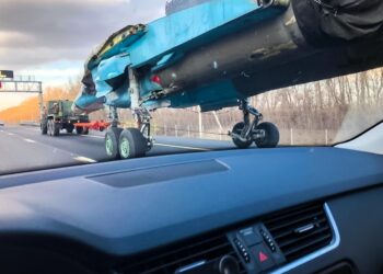 Rusya otoyollarında bir savaş uçağı: Sukhoi Su-34