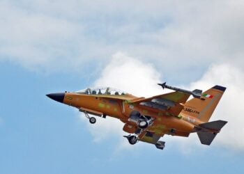 Azerbaycan M-346FA hafif taarruz uçağını teslim alıyor