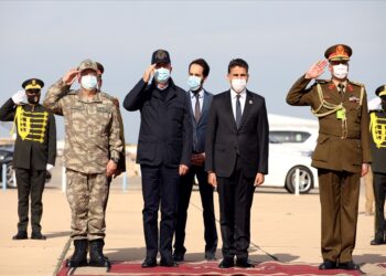 Hulusi Akar beraberindeki TSK Komuta Kademesi ile birlikte Libya’ya gitti