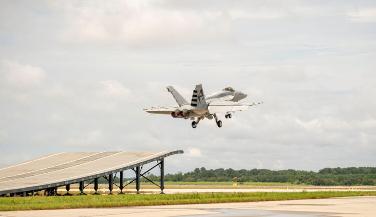 Boeing, F/A-18 Super Hornet savaş uçağının “ski jump” kabiliyetini kanıtladı