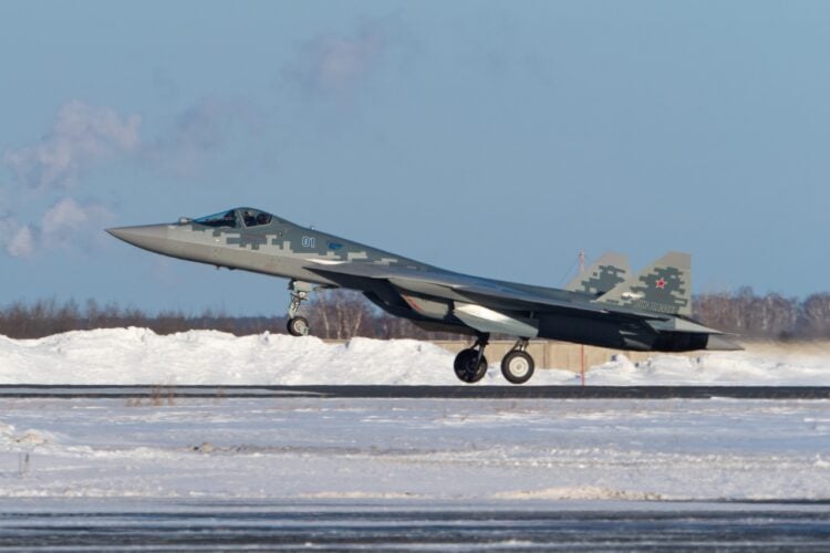 İlk seri üretim beşinci nesil Rus Su-57 savaş uçağı Rus Ordusuna teslim edildi