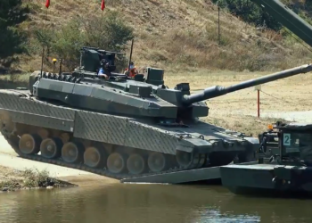 Altay tankı FNSS Samur ile geçiş faaliyeti icra etti