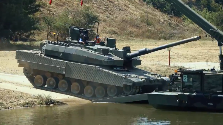 Altay tankı FNSS Samur ile geçiş faaliyeti icra etti