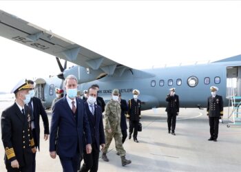Bakan Akar P-72 deniz karakol uçağının ilk görev uçuşunda incelemelerde bulundu