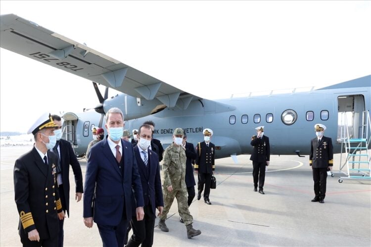 Bakan Akar P-72 deniz karakol uçağının ilk görev uçuşunda incelemelerde bulundu