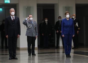 Millî Savunma Bakanı Hulusi Akar mevkidaşı Kramp Karrenbauer ile bir araya geldi