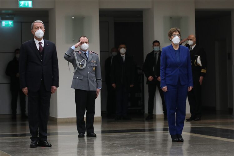 Millî Savunma Bakanı Hulusi Akar mevkidaşı Kramp Karrenbauer ile bir araya geldi