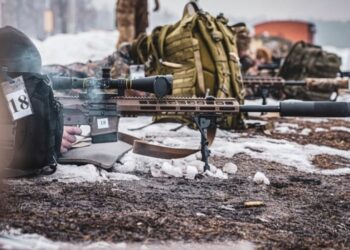 Ukrayna Ulusal Muhafızları yerli keskin nişancı tüfeği UAR-10 kullanımında uzmanlaşıyor