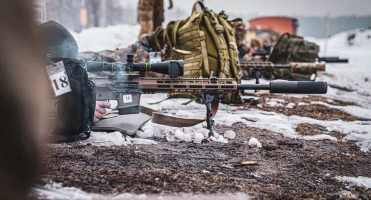 Ukrayna Ulusal Muhafızları yerli keskin nişancı tüfeği UAR-10 kullanımında uzmanlaşıyor