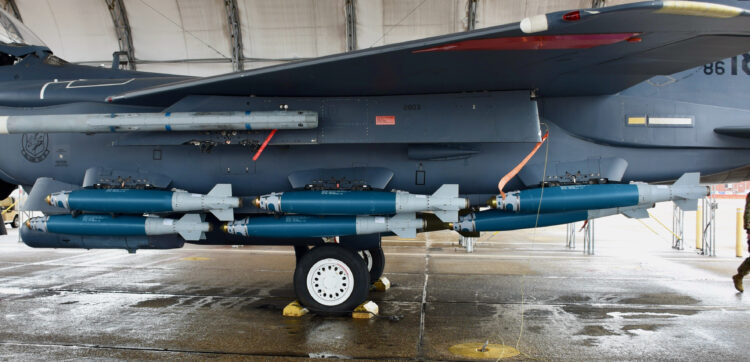 ABD Hava Kuvvetleri F-15E savaş uçağıyla 15 JDAM mühimmat taşıyabilecek