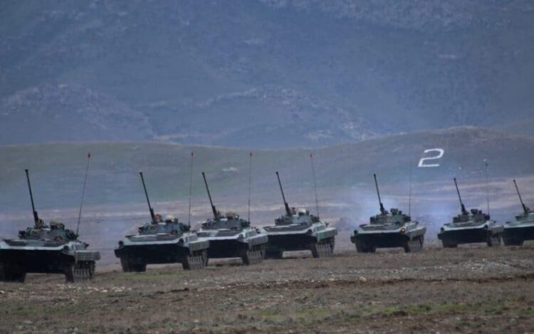 Kırgız Ordusu geniş çaplı askerî tatbikatlar icra etti