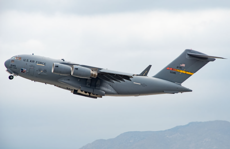 ABD Hava Kuvvetleri’ne ait C-17A Globemaster III nakliye uçağı pistte alev aldı
