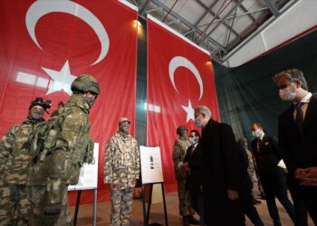 Bakan Akar, Milli Teknoloji ile Güçlenen Mehmetçiğin Yaşam Sergisini gezdi