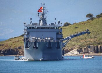 Kırıma uğrayan KT-1 eğitim uçağını TCG ALEMDAR denizden çıkardı