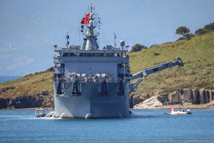 Kırıma uğrayan KT-1 eğitim uçağını TCG ALEMDAR denizden çıkardı