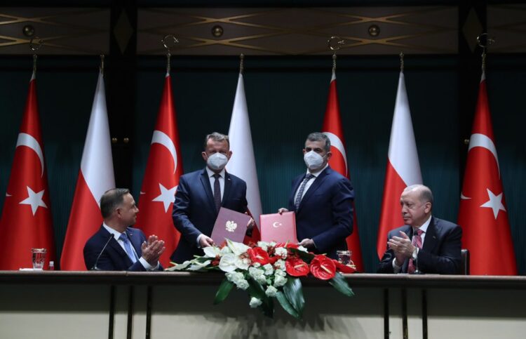 Polonya’nın Bayraktar TB2 SİHA’ları için imzalar atıldı