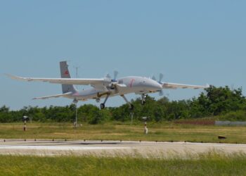 Seri üretimin ilk uçağı olan Bayraktar AKINCI S-1 gökyüzüyle buluştu