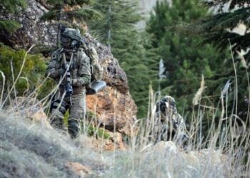 6 PKK’lı teröristin etkisiz hâle getirildiği mağarada çok sayıda silah ve mühimmat ele geçirildi