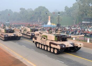 Hindistan ordusu Çin’e karşı hafif tank tedarik etmek istiyor