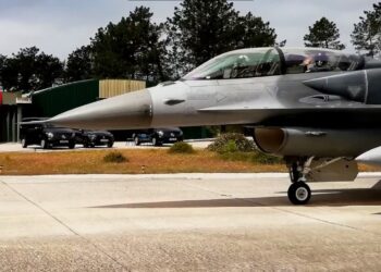Türk F-16D savaş uçakları NATO tatbikatı için yerini aldı