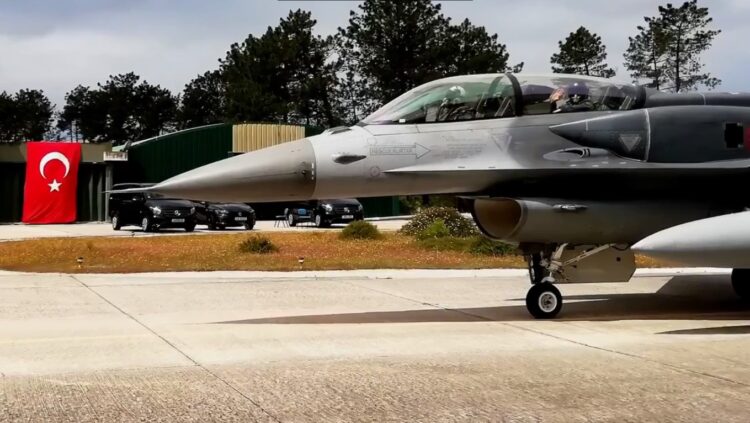 Türk F-16D savaş uçakları NATO tatbikatı için yerini aldı