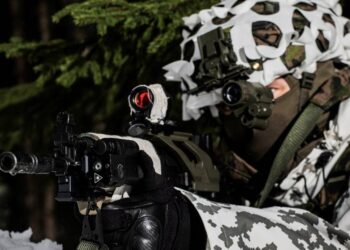 Finlandiya Ordusu NVG M40 monoküler gece görüş gözlüğü alıyor