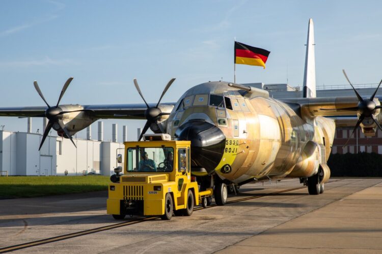 Alman Hava Kuvvetleri’nin C-130J uçağı görücüye çıktı