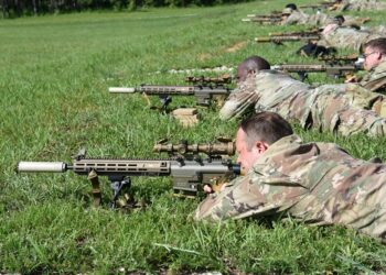 ABD Ulusal Muhafızları M110A1 keskin nişancı tüfeği ile eğitim görüyor