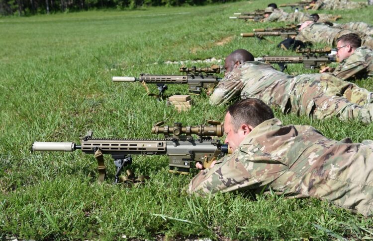ABD Ulusal Muhafızları M110A1 keskin nişancı tüfeği ile eğitim görüyor