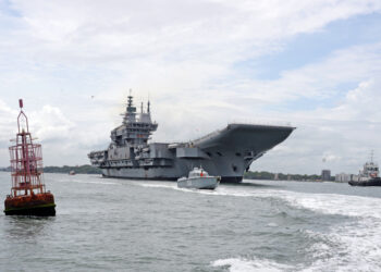 Hindistan yerli uçak gemisi Vikrant’ın deniz testlerine başladı