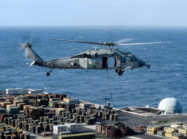 USS Abraham Lincoln konuşlu MH-60S helikopteri düştü: 5 asker kayıp