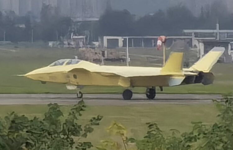 Beşinci nesil J-20 savaş uçağının iki koltuklu versiyonu ilk kez görüntülendi