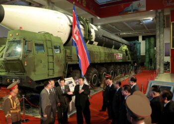 Kuzey Kore yeni balistik füzelerini sergiledi