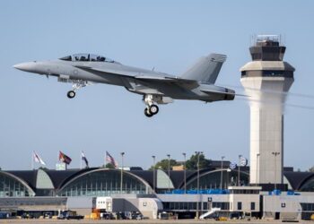 ABD Donanması ilk F/A-18 Block III Super Hornet savaş uçaklarını teslim aldı