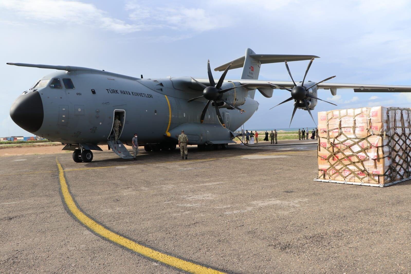 Türkiye’den Somali’ye ikinci grup tıbbi yardım malzeme taşıyan TSK’ya ait A400M Mogadişu’ya ulaştı