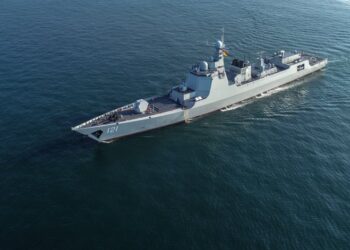 Çin Donanması Type 052DL güdümlü füze muhribini tanıttı