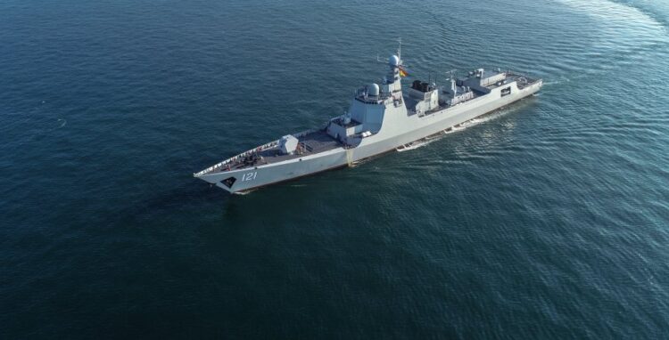 Çin Donanması Type 052DL güdümlü füze muhribini tanıttı