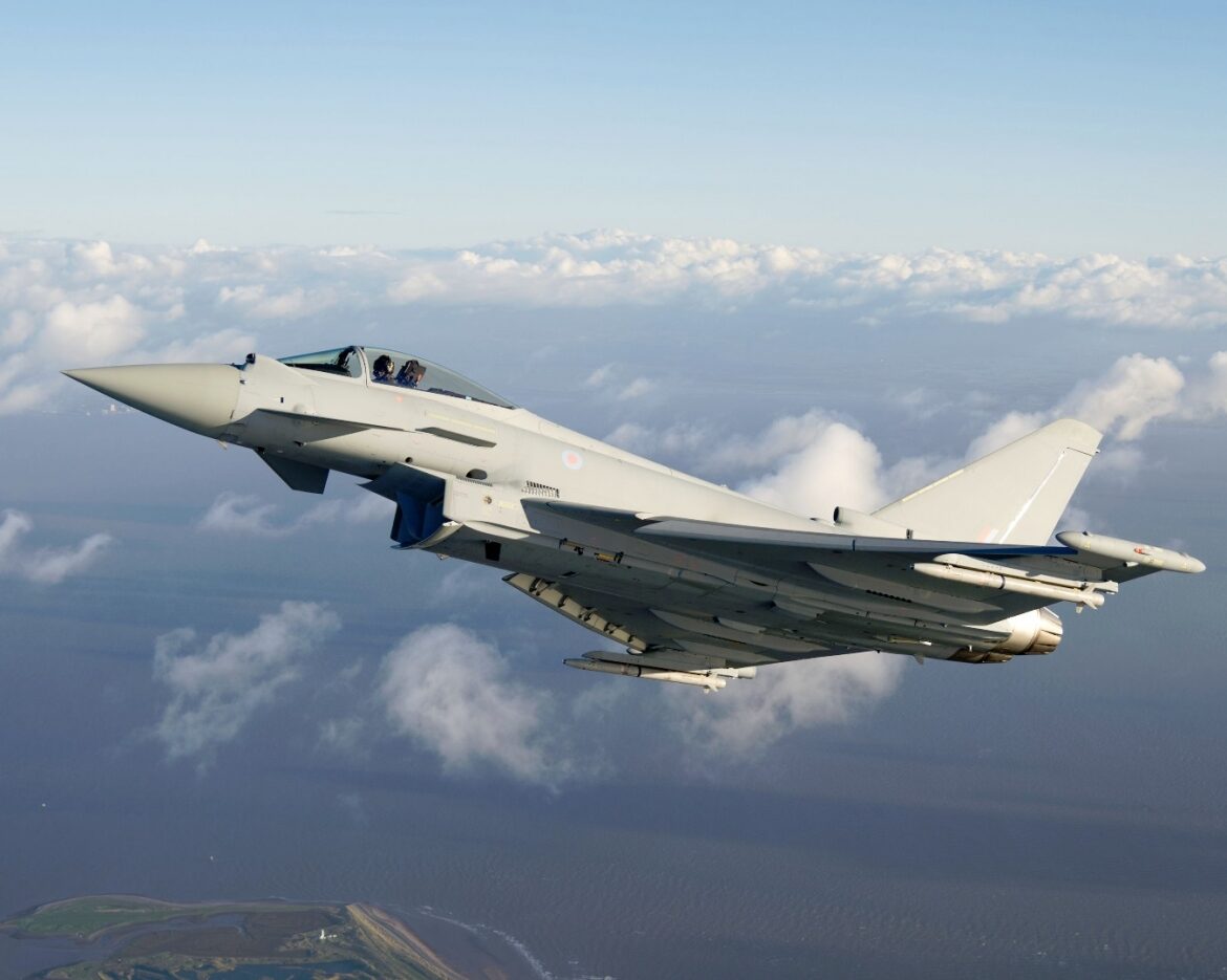Almanya, 38 adet Eurofighter Typhoon savaş uçağı alıyor