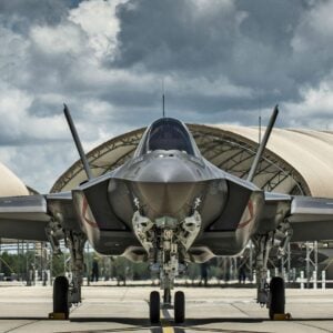 TOPGUN okulu beşinci nesil F-35C Lightning II savaş uçağını teslim aldı