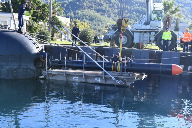 AKYA torpidosundan tam isabet!