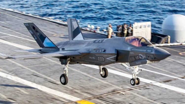 Ayna benzeri kaplamalı F-35C savaş uçağı uçak gemisinde