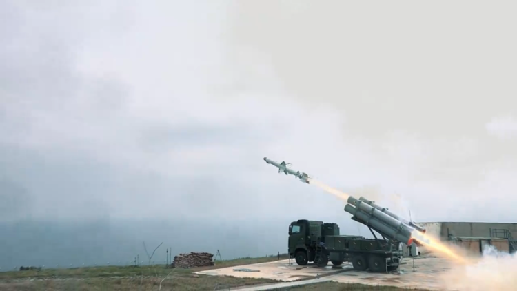 Yerli motorlu ATMACA füzesi hedefini başarıyla vurdu