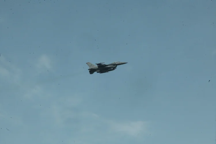 Yunan F-16 savaş uçağı Ege Denizi’nde düştü