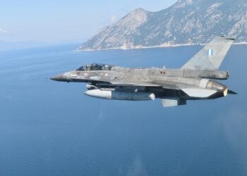 Yunan F-16 savaş uçağı Ege Denizi’nde düştü