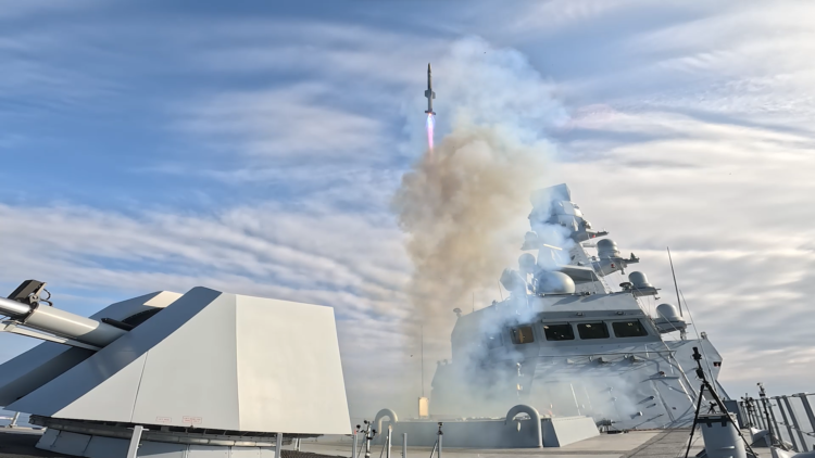 TCG İSTANBUL’dan HİSAR-D RF füzesi ateşlendi!