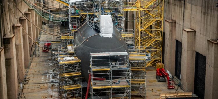 Yeni Fransız denizaltısı nükleer reaktörüne kavuştu