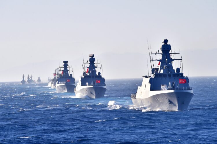 Milli savaş gemileri ve vurucu İHA’lar EFES Tatbikatı’nda