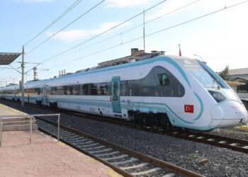 Milli Elektrikli Trenin üçüncü seti raylarda