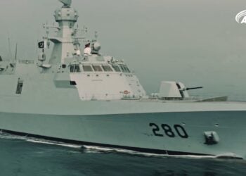 Pakistan için üretilen PNS BABUR korveti açık denizlerde