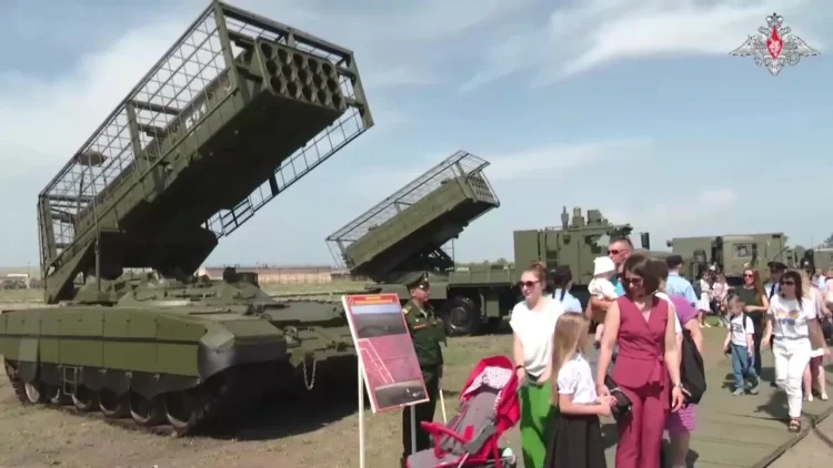 Rusya TOS-3 termobarik roketatar sistemini tanıttı